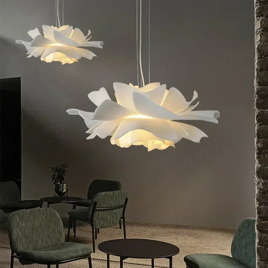 Pendellampe i lotusblomst-design – Dekorativ loftlampe med lagdelt skærm