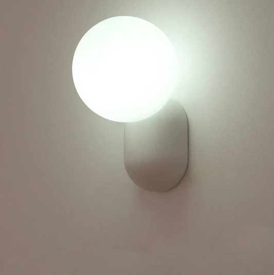 Moderne væglampe med kugleformet skærm og LED
