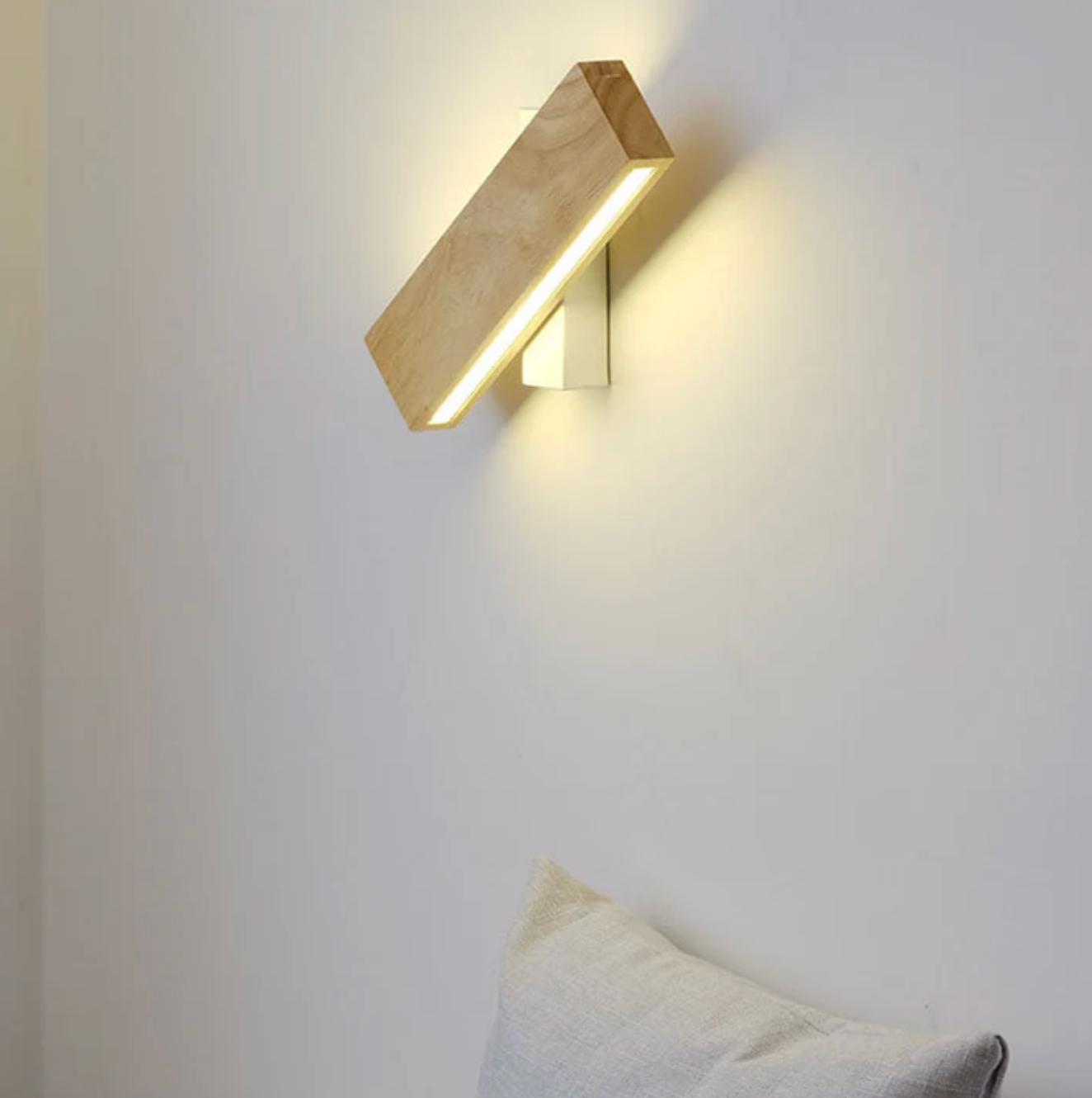 Træ væglampe med LED – minimalistisk linjelampe