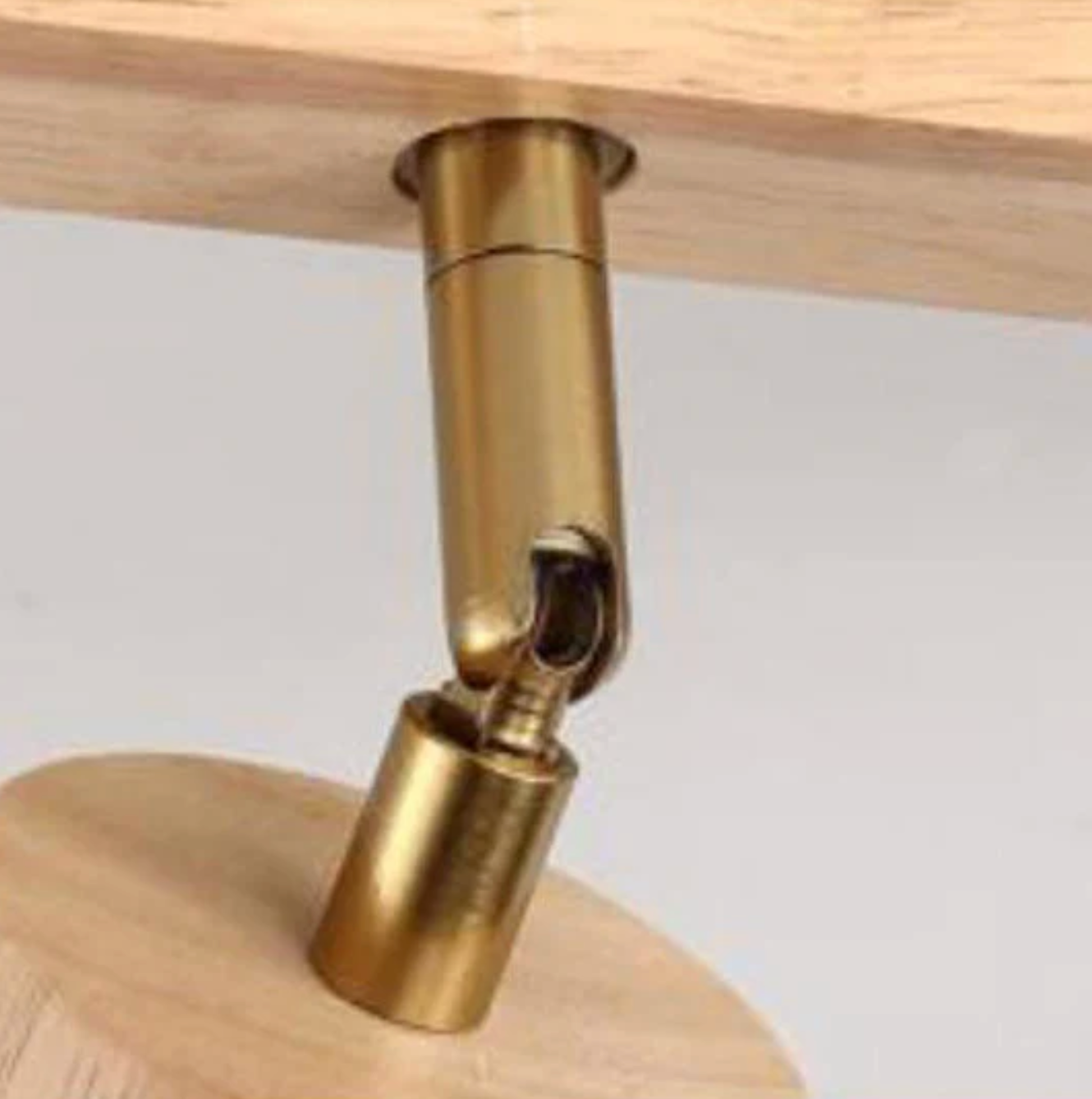 Loftlampe i træ med justerbare spotlights – skandinavisk stil