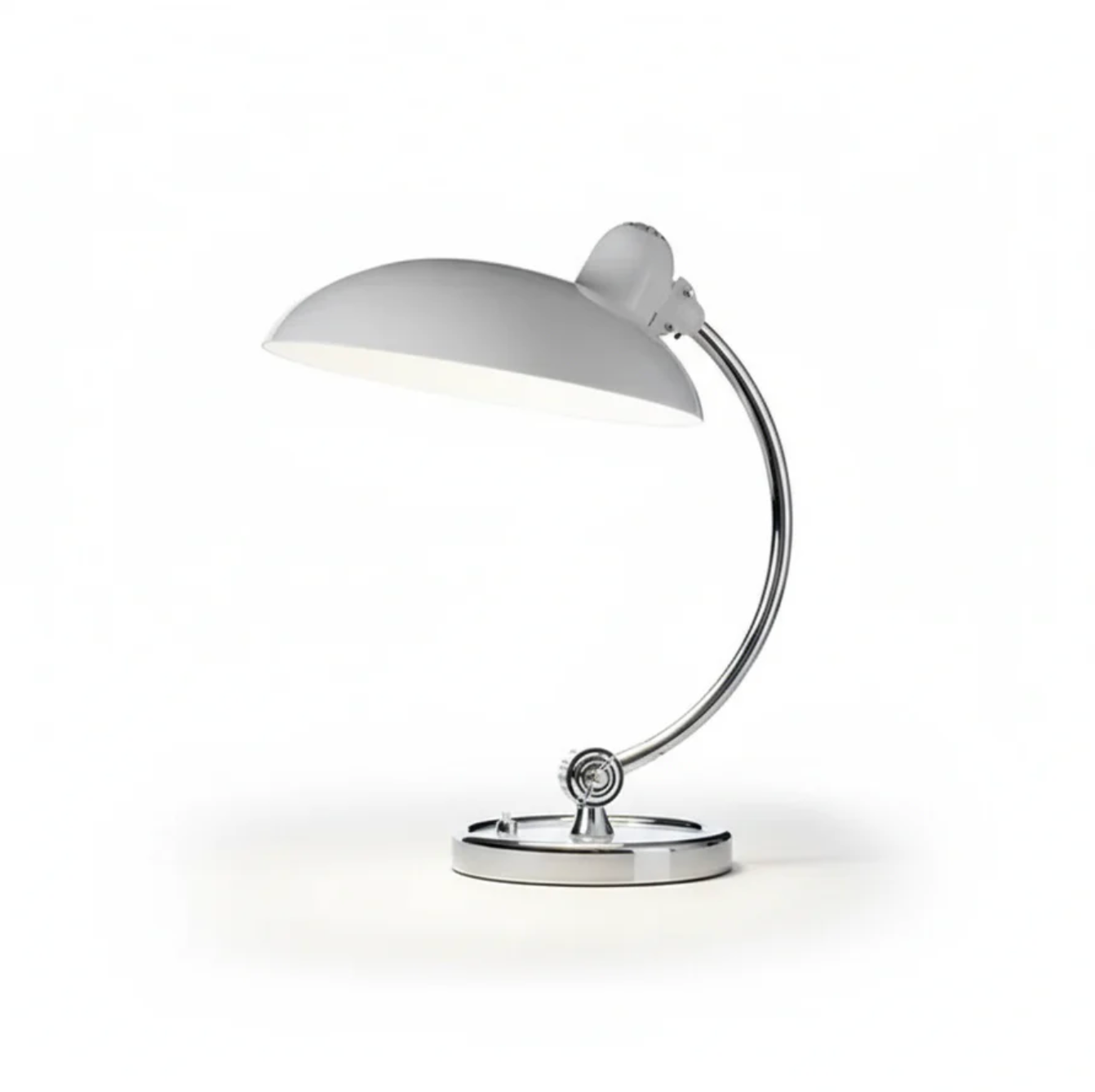 Retro bordlampe i metal med forkromet fod