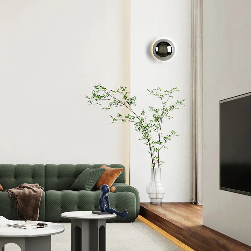 Moderne LED-væglampe med spejlkugle og halo-effekt