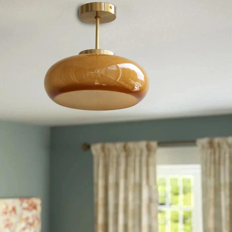 Elegant loftlampe med orange glasskærm i vintage stil