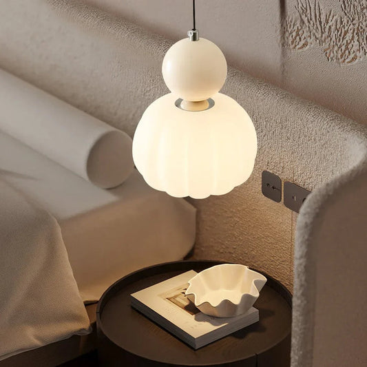 Moderne pendellampe med dekorativ kugle