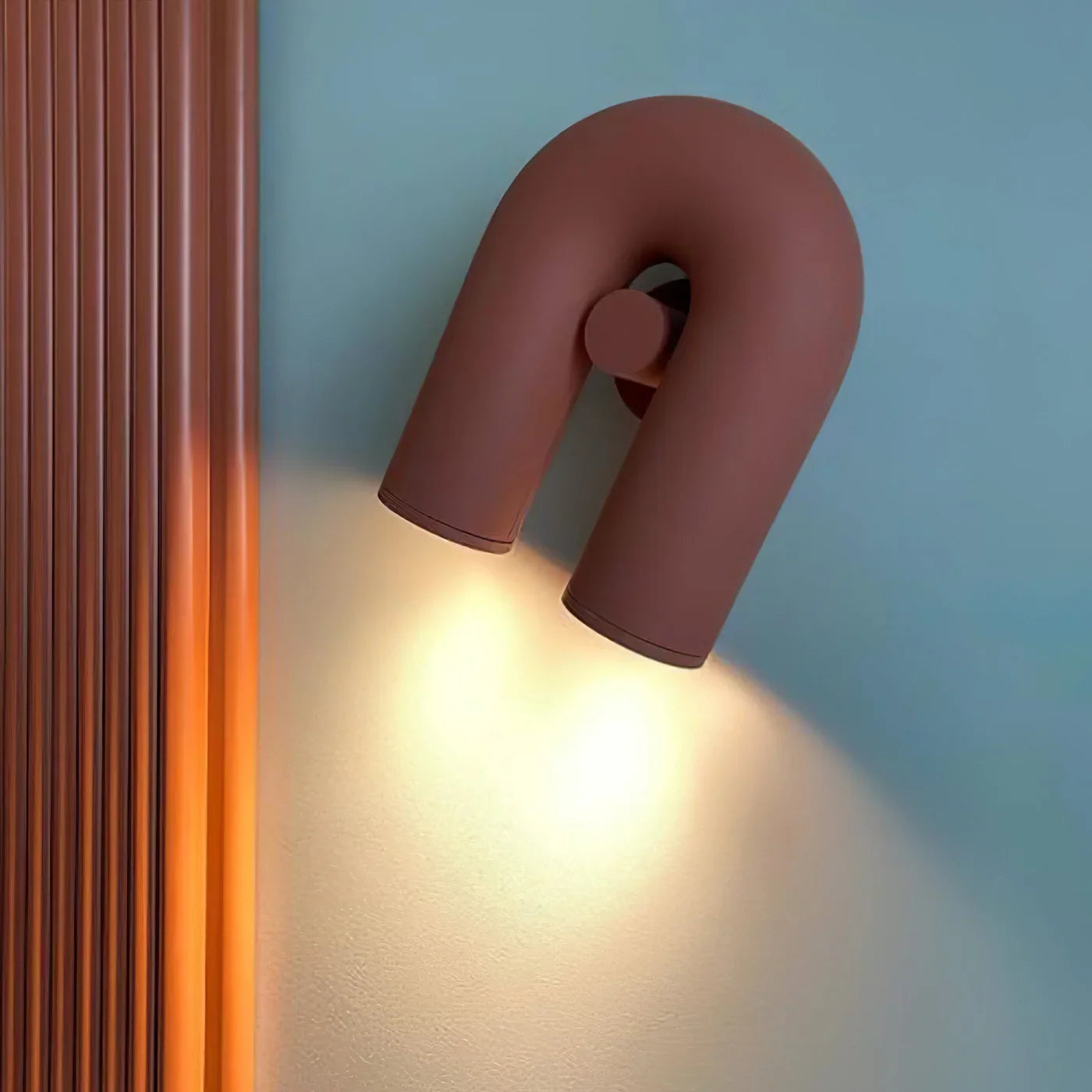 Bueformet LED-væglampe i moderne design