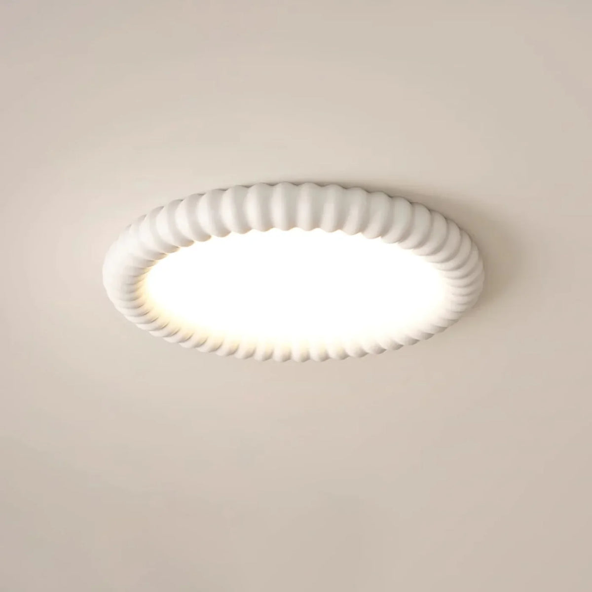 Moderne loftlampe med LED og dekorativ bølgeramme
