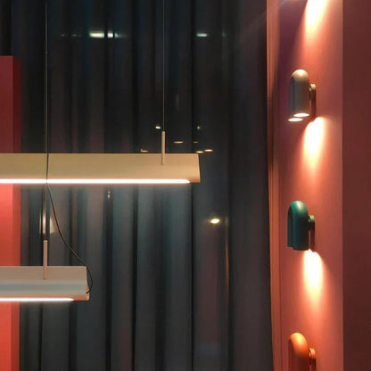 Bueformet LED-væglampe i moderne design
