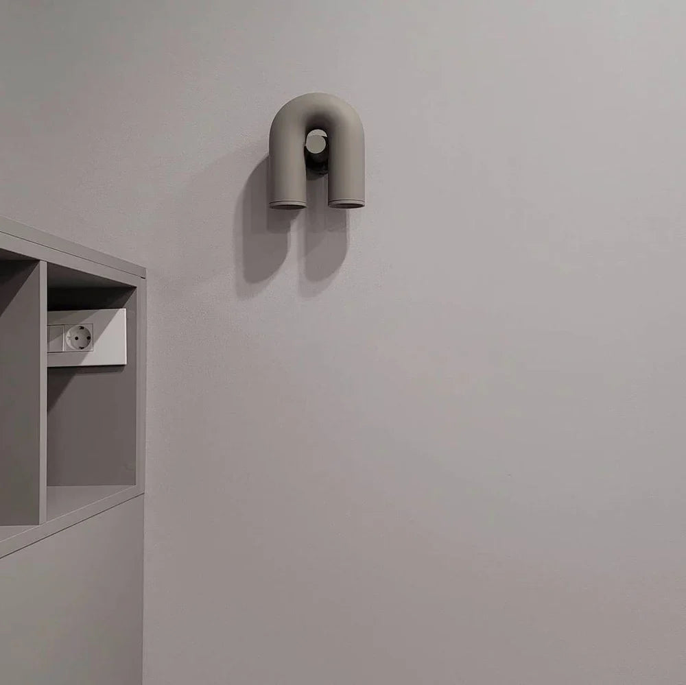 Bueformet LED-væglampe i moderne design