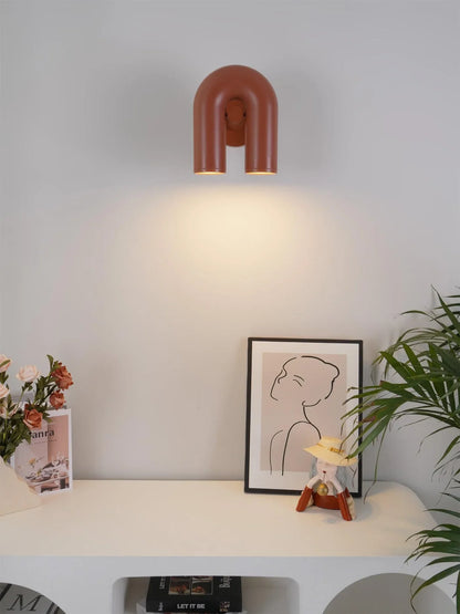 Bueformet LED-væglampe i moderne design