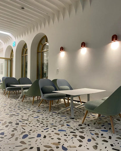 Bueformet LED-væglampe i moderne design