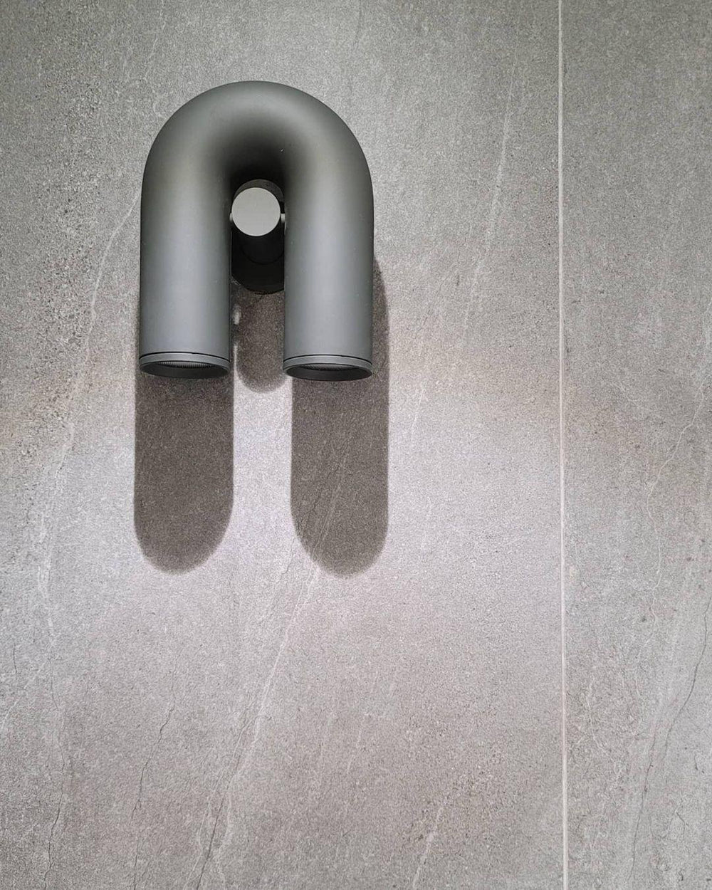 Bueformet LED-væglampe i moderne design