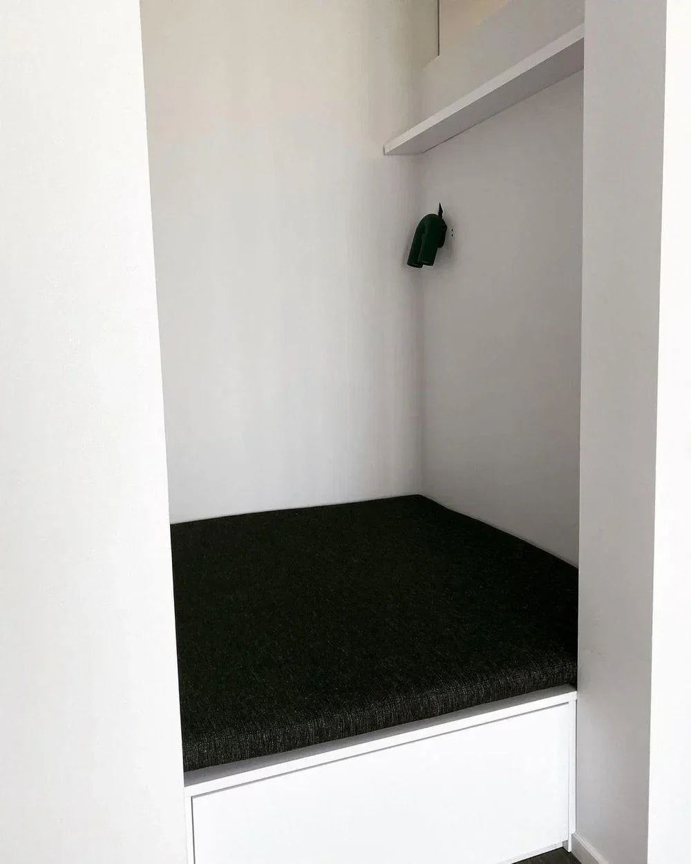 Bueformet LED-væglampe i moderne design