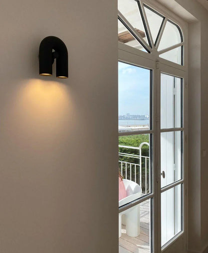 Bueformet LED-væglampe i moderne design