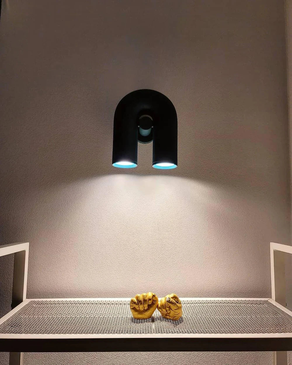 Bueformet LED-væglampe i moderne design