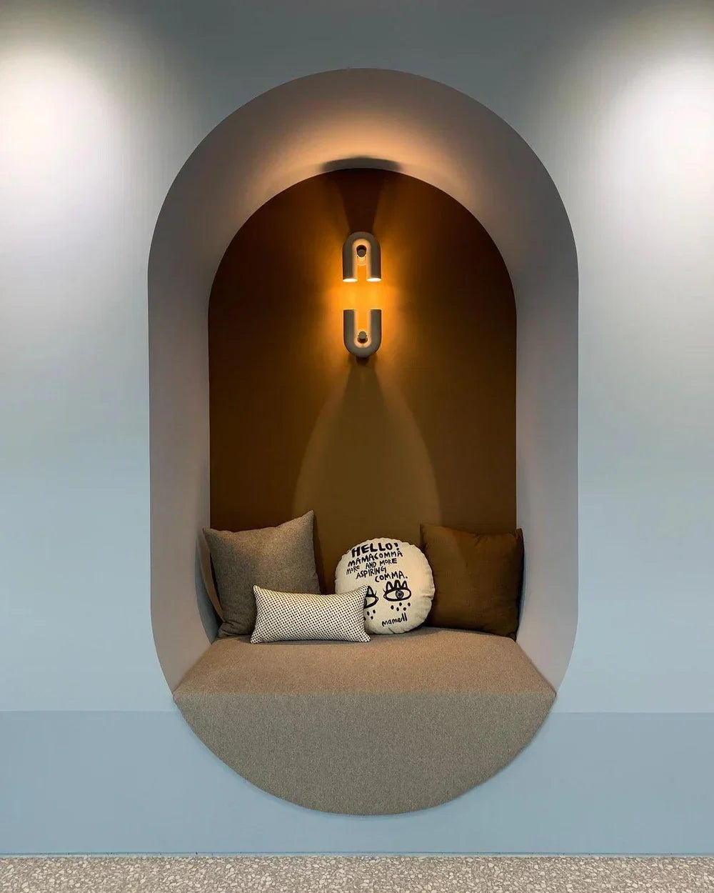 Bueformet LED-væglampe i moderne design