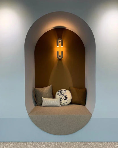 Bueformet LED-væglampe i moderne design