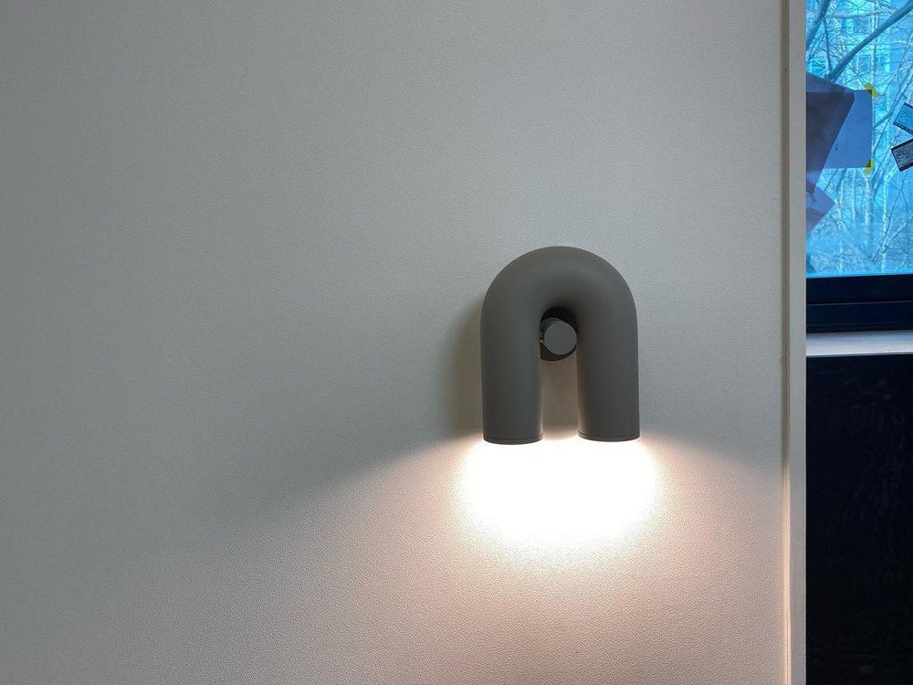 Bueformet LED-væglampe i moderne design