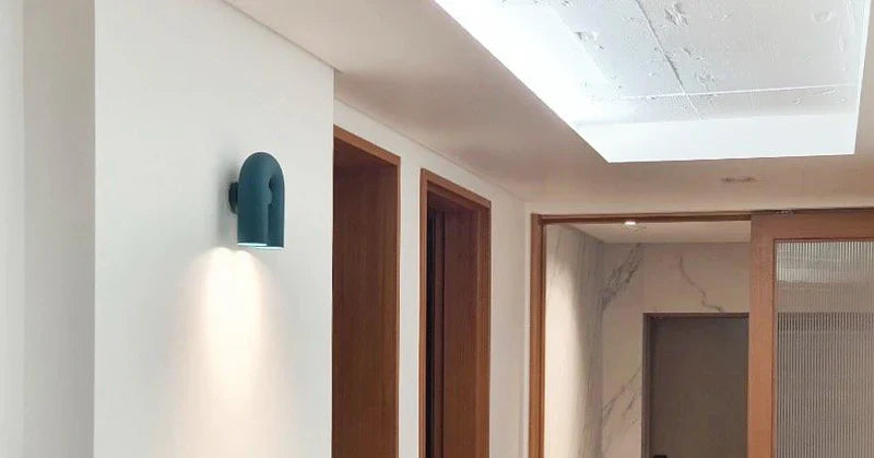 Bueformet LED-væglampe i moderne design