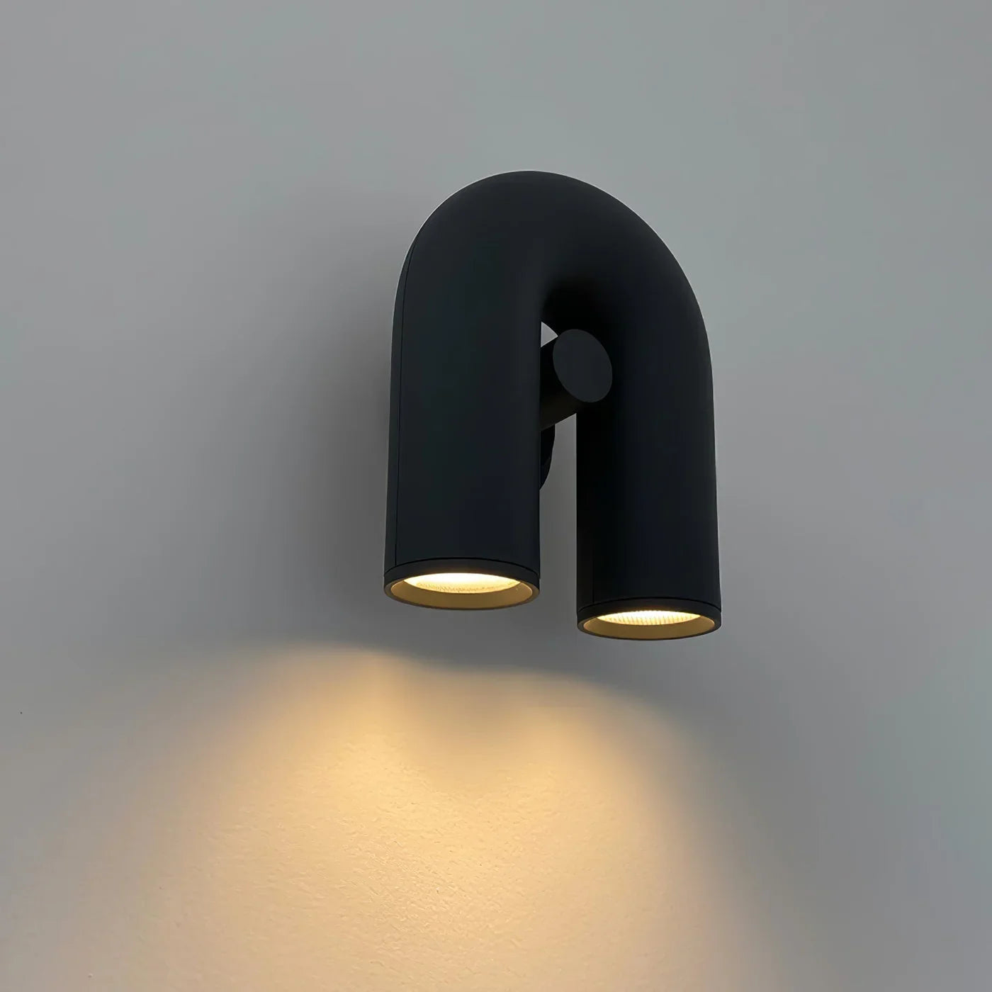 Bueformet LED-væglampe i moderne design