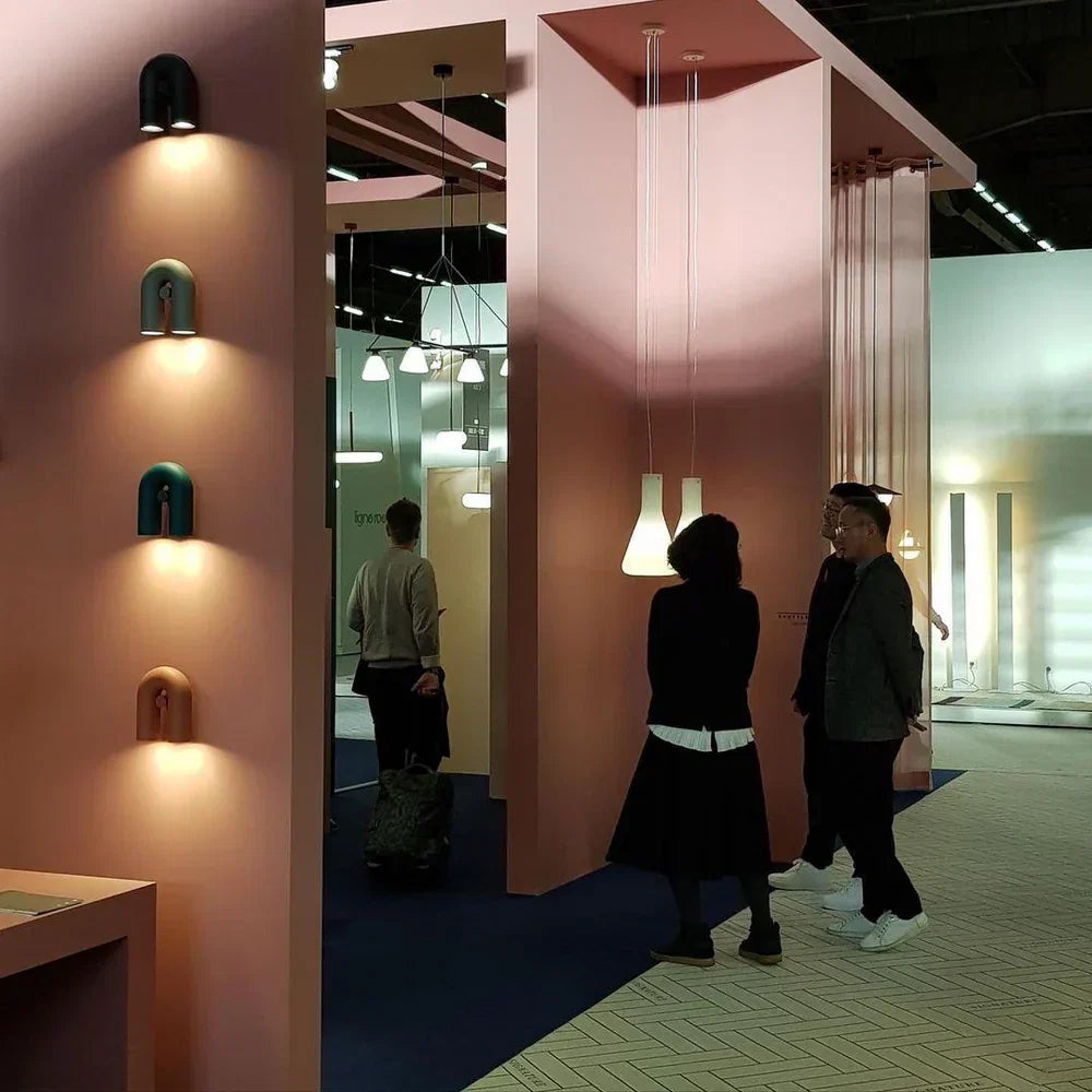 Bueformet LED-væglampe i moderne design