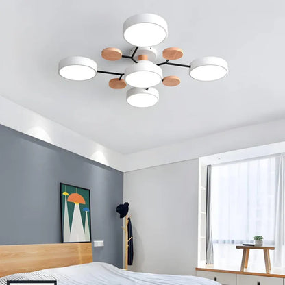 Moderne LED-loftlampe med flere arme og trædetaljer