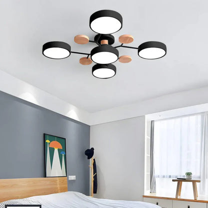 Moderne LED-loftlampe med flere arme og trædetaljer