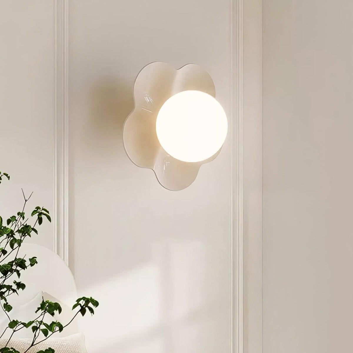 Blomstervæglampe med opalglasglobe - Lumzi
