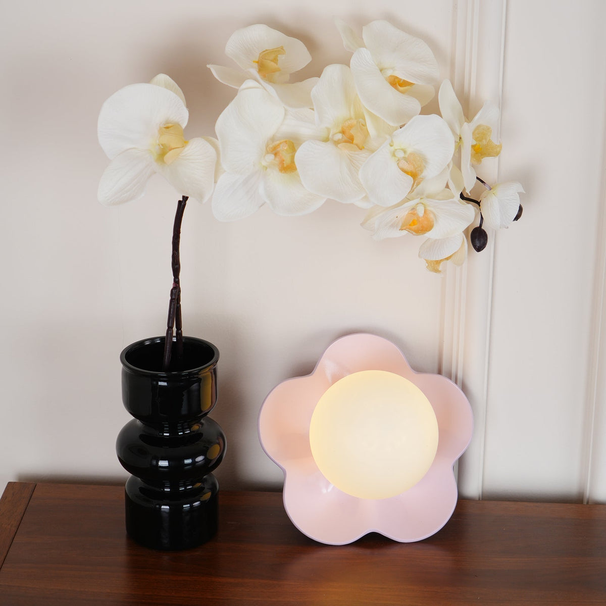 Blomstervæglampe med opalglasglobe - Lumzi