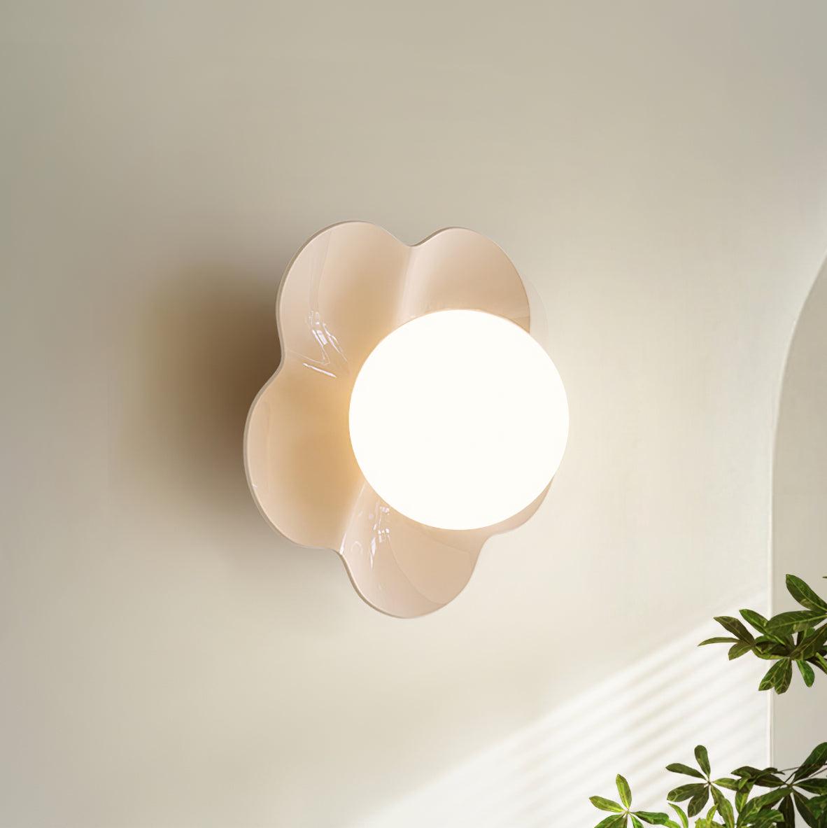 Blomstervæglampe med opalglasglobe - Lumzi