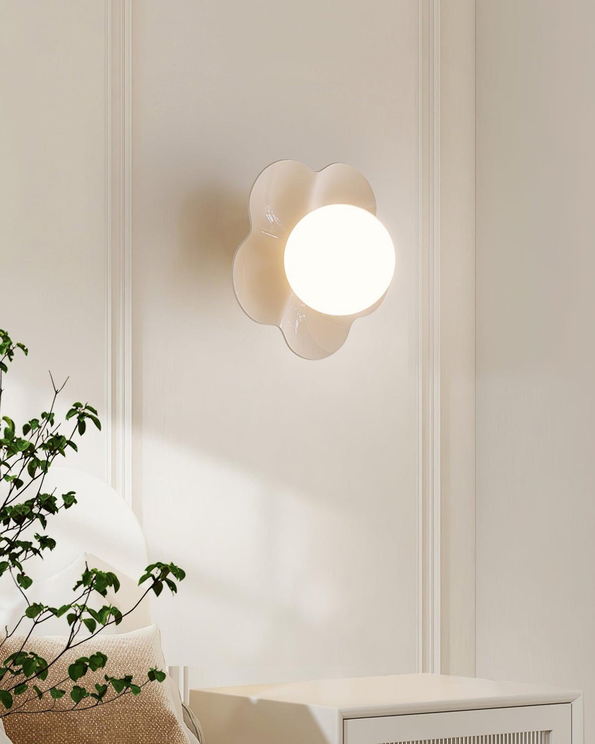 Blomstervæglampe med opalglasglobe - Lumzi