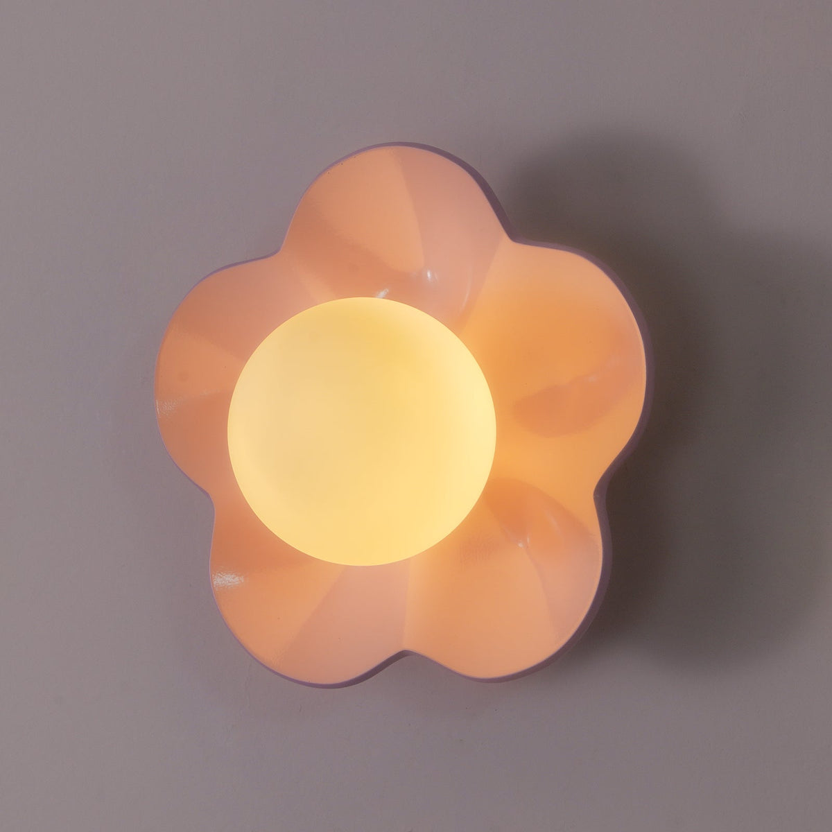 Blomstervæglampe med opalglasglobe - Lumzi