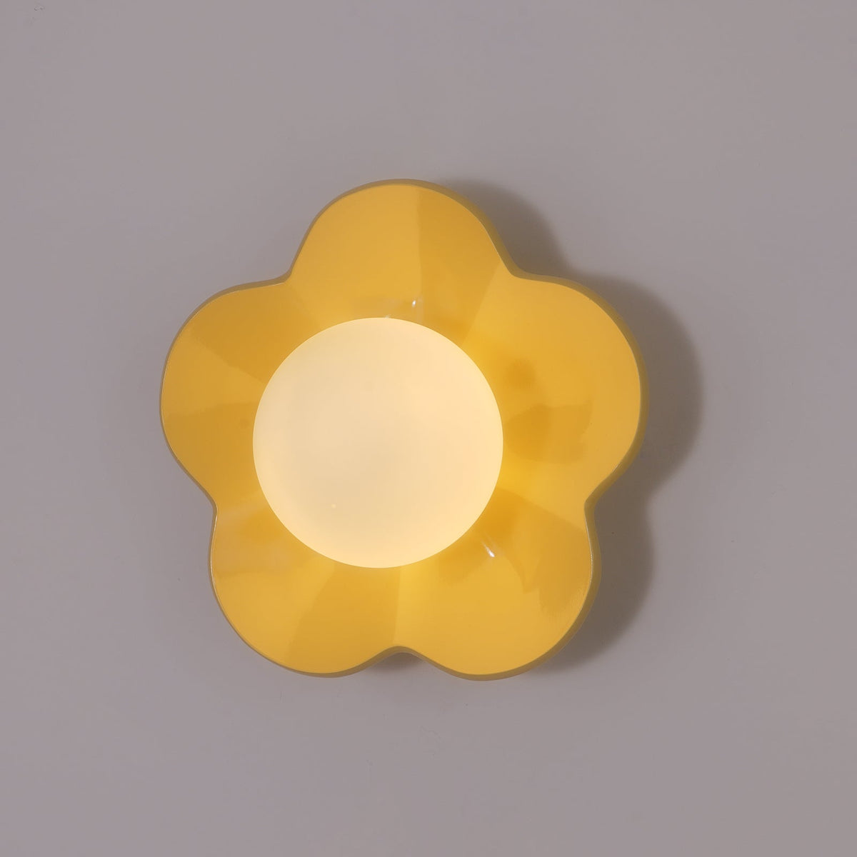 Blomstervæglampe med opalglasglobe - Lumzi
