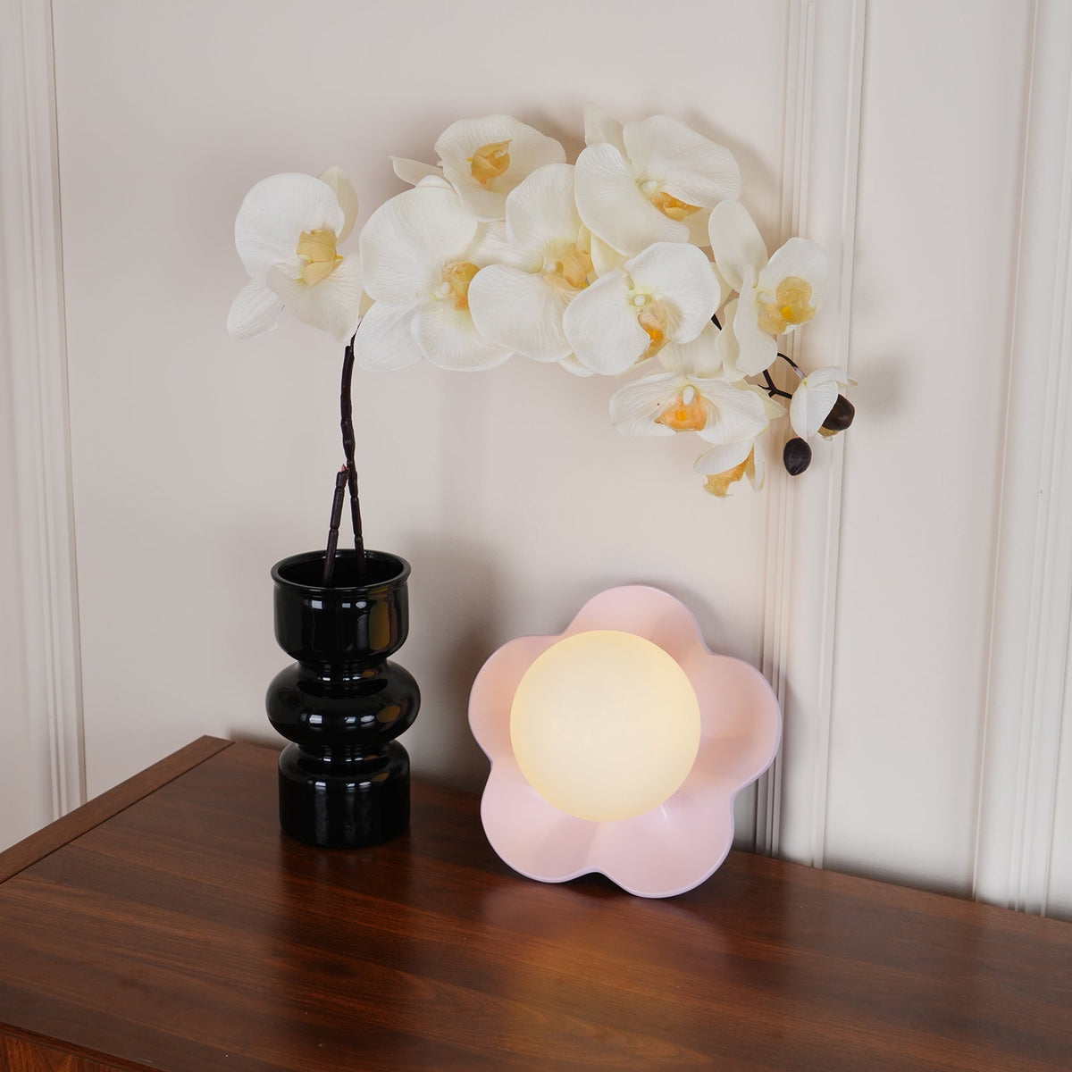 Blomstervæglampe med opalglasglobe - Lumzi