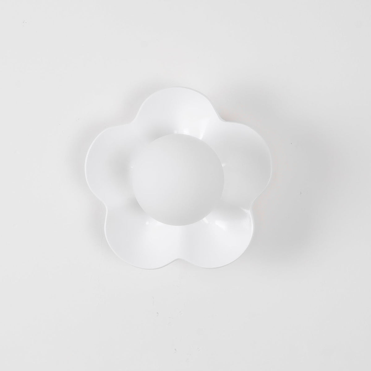 Blomstervæglampe med opalglasglobe - Lumzi