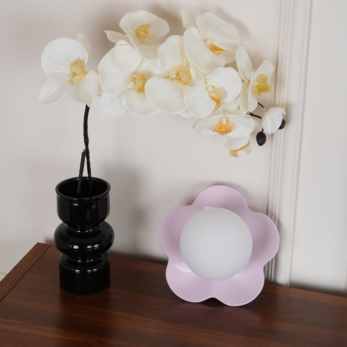 Blomstervæglampe med opalglasglobe - Lumzi