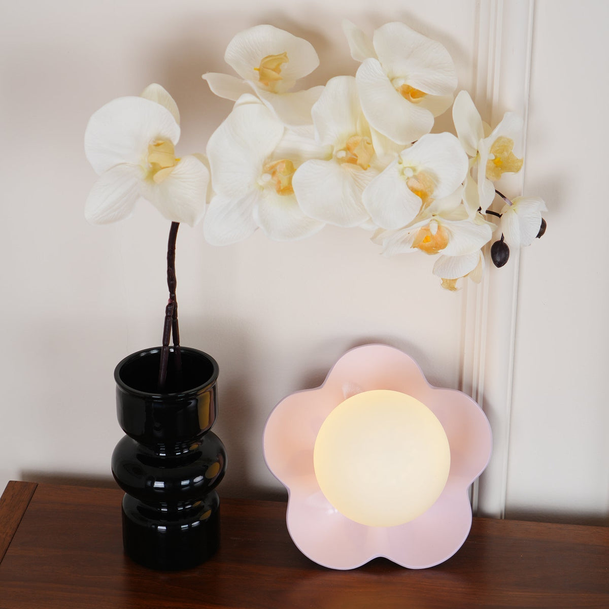 Blomstervæglampe med opalglasglobe - Lumzi