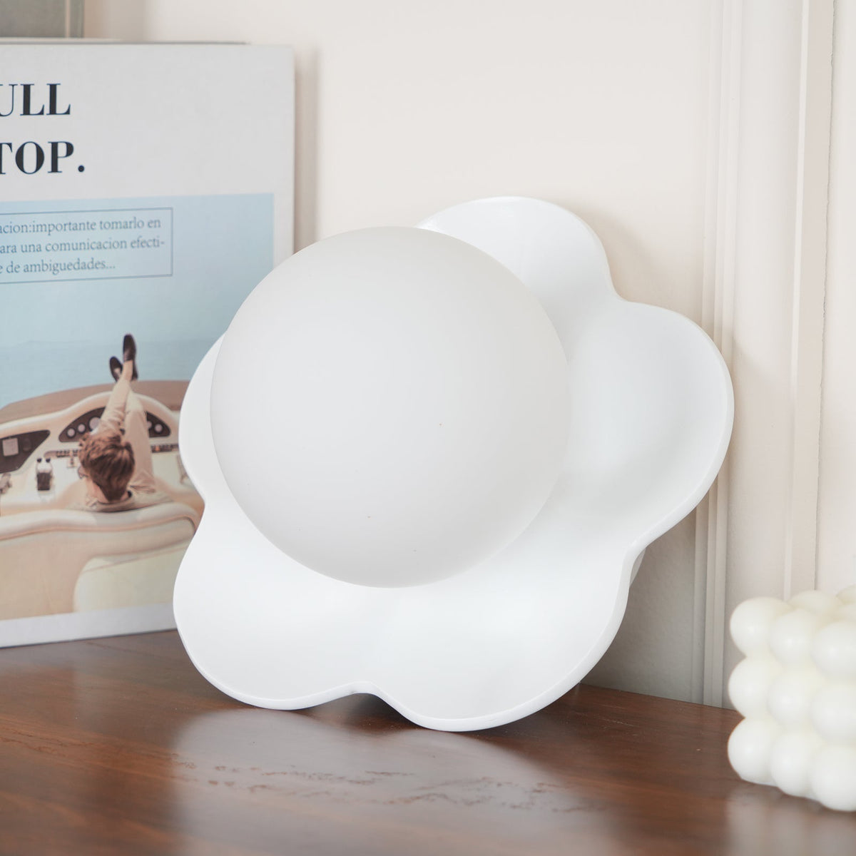 Blomstervæglampe med opalglasglobe - Lumzi
