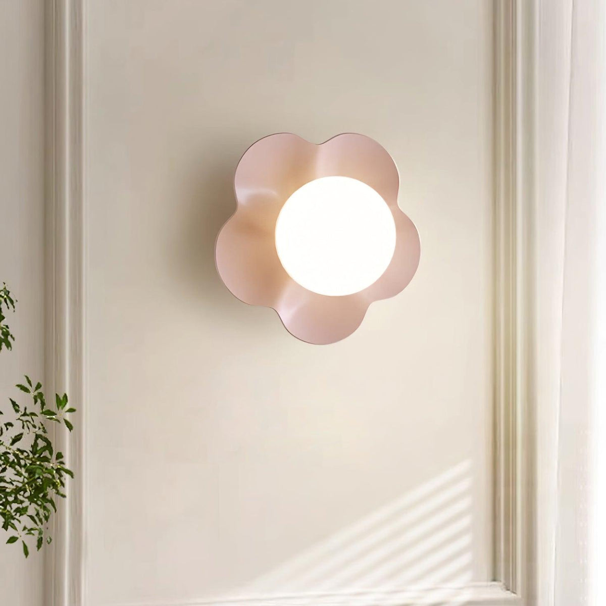 Blomstervæglampe med opalglasglobe - Lumzi