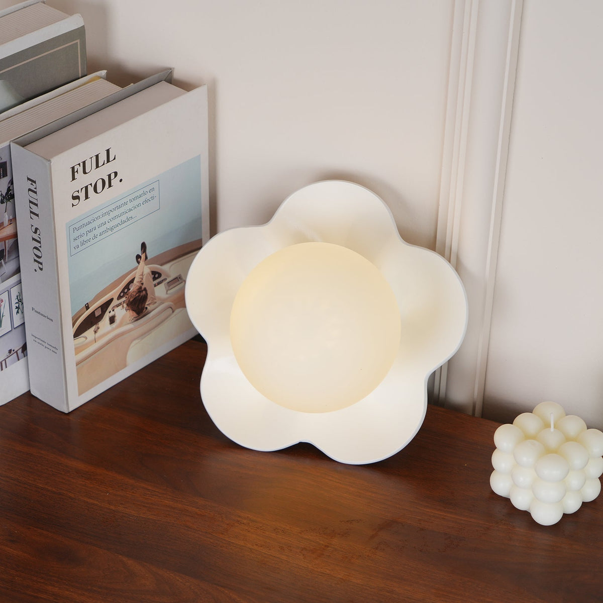 Blomstervæglampe med opalglasglobe - Lumzi