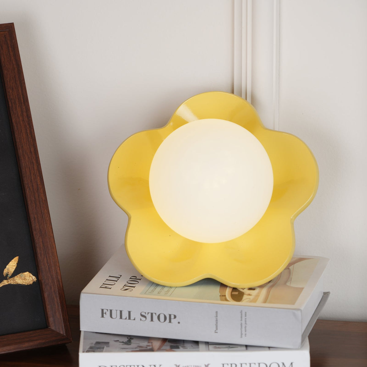 Blomstervæglampe med opalglasglobe - Lumzi