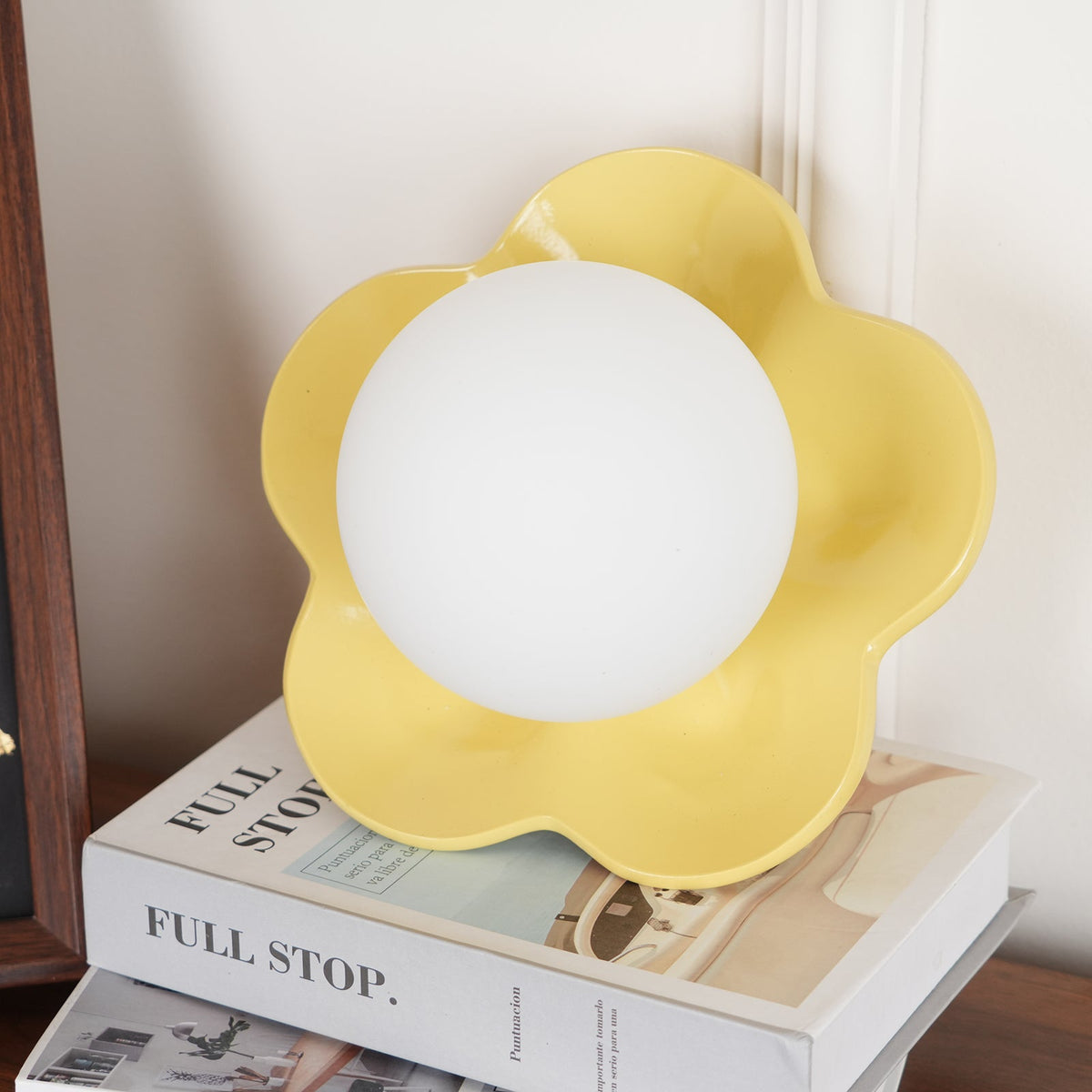 Blomstervæglampe med opalglasglobe - Lumzi