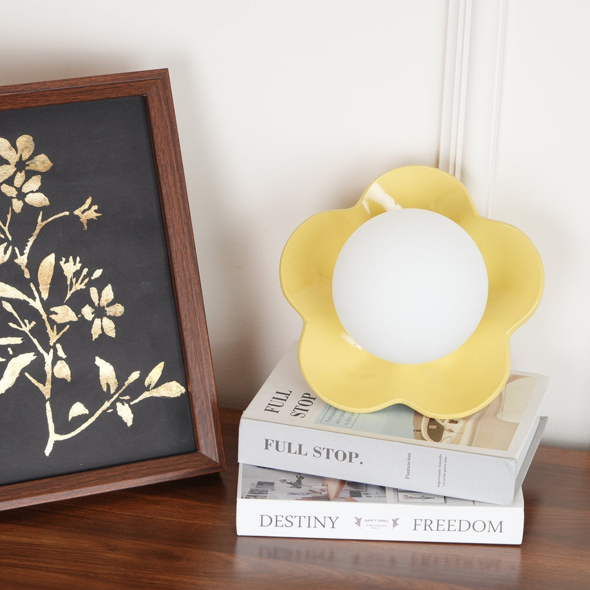Blomstervæglampe med opalglasglobe - Lumzi