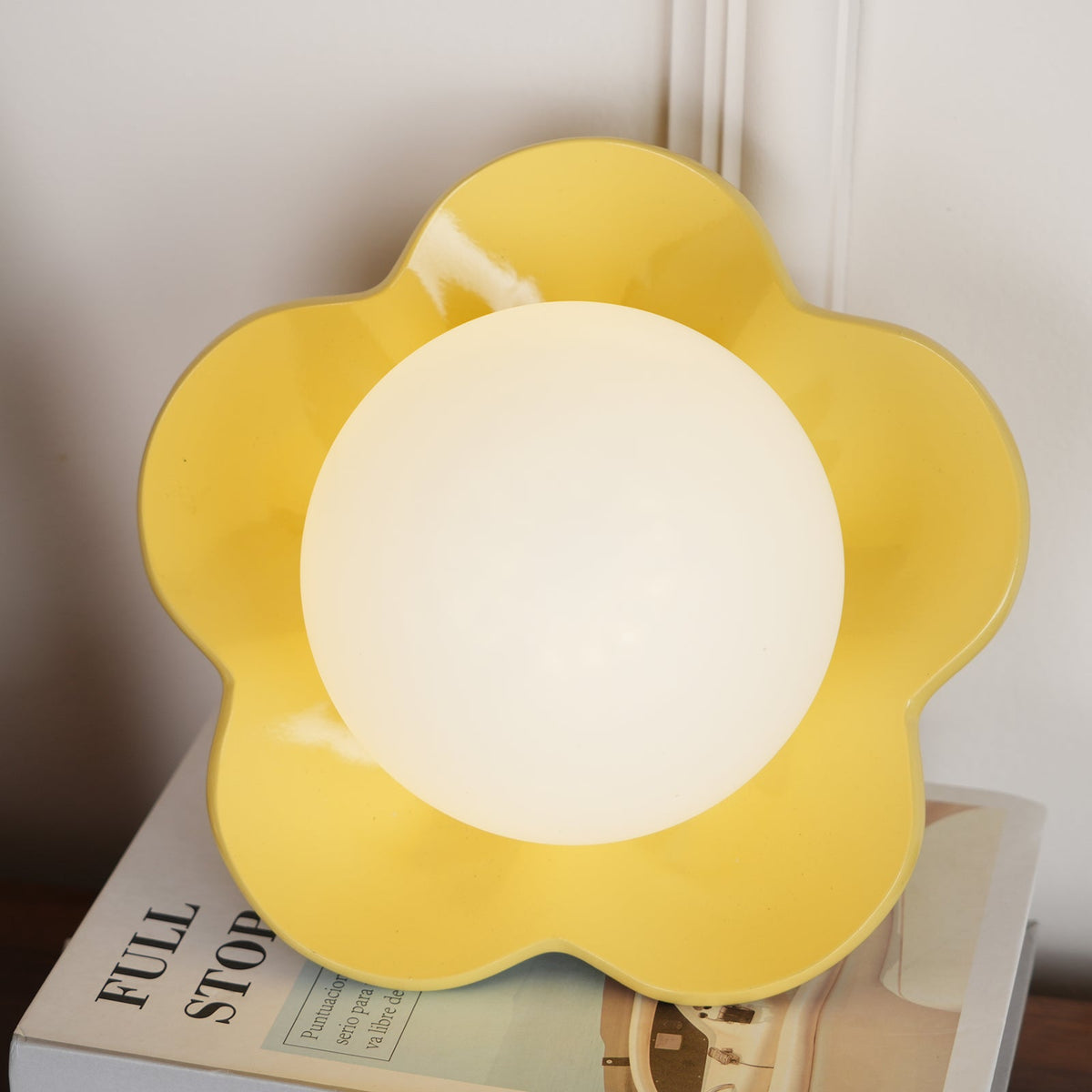 Blomstervæglampe med opalglasglobe - Lumzi