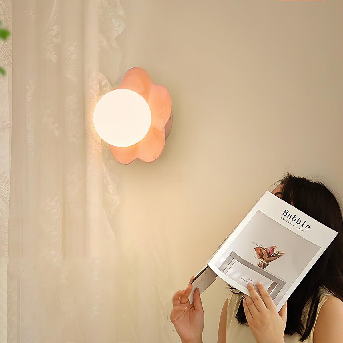 Blomstervæglampe med opalglasglobe - Lumzi