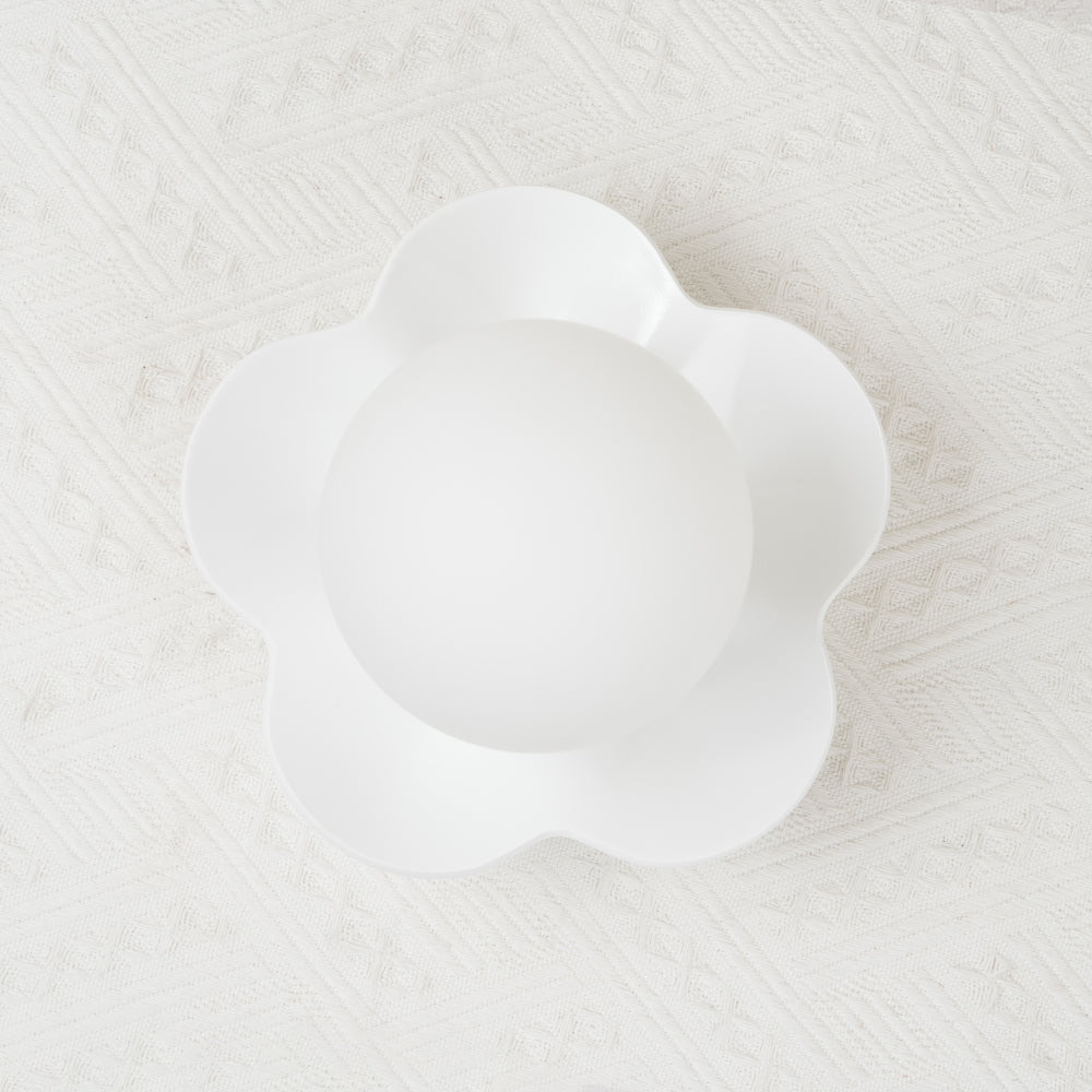 Blomstervæglampe med opalglasglobe - Lumzi