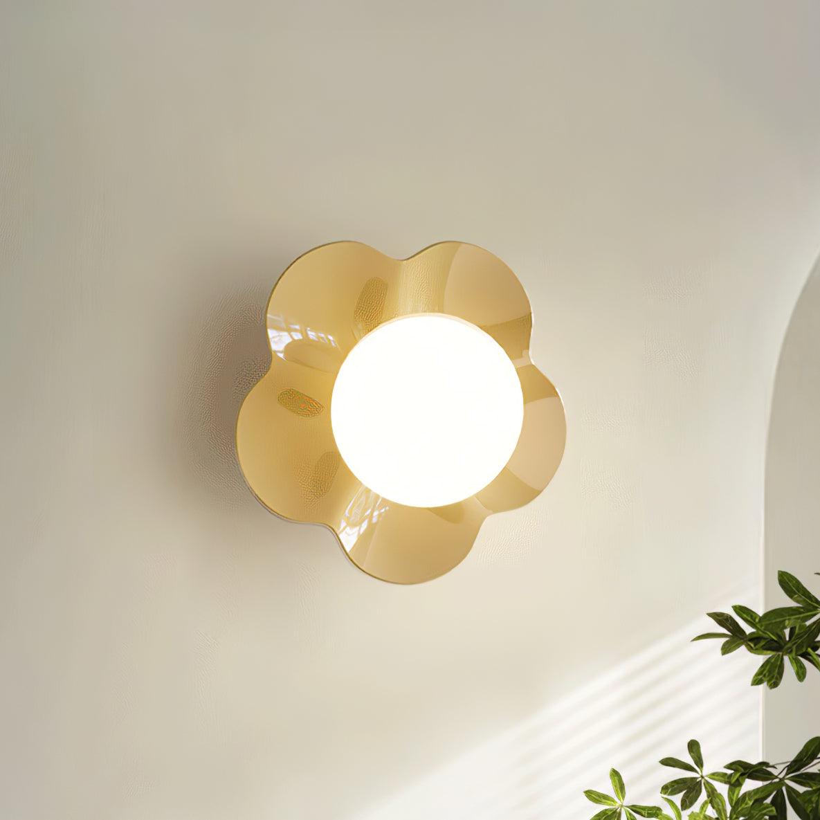 Blomstervæglampe med opalglasglobe - Lumzi