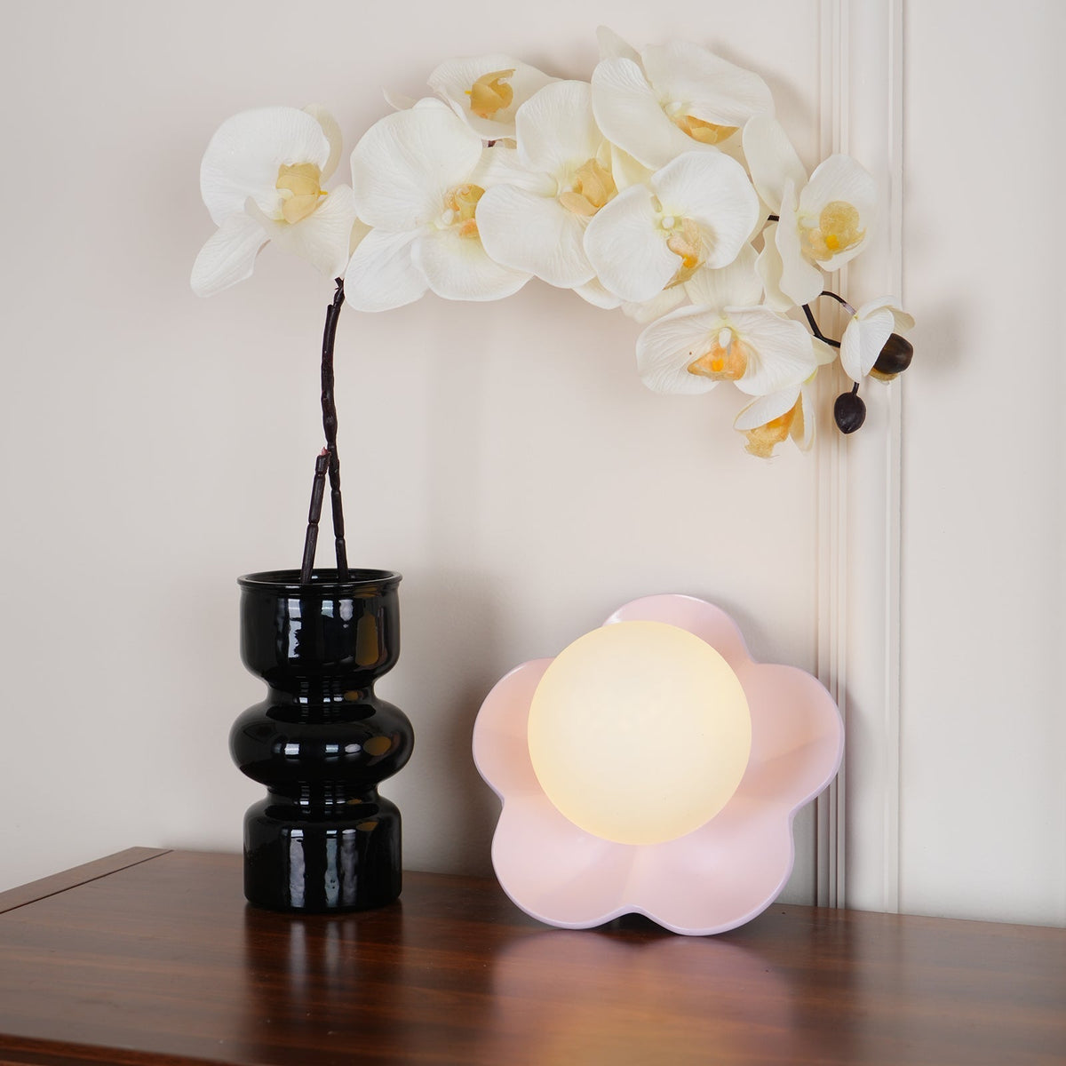 Blomstervæglampe med opalglasglobe - Lumzi
