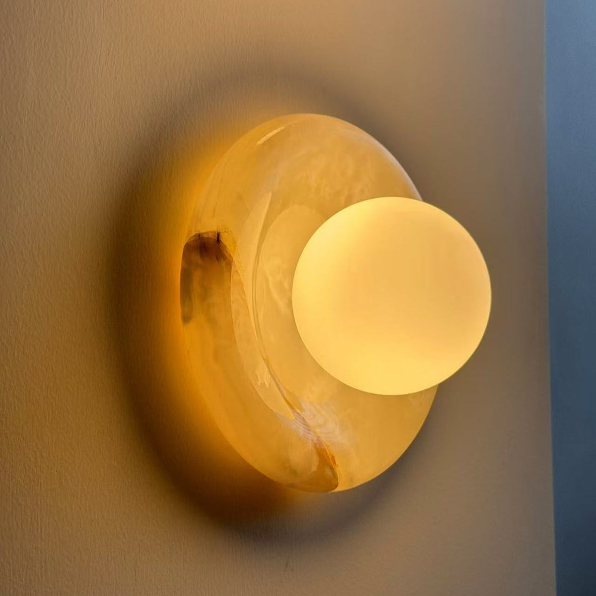 Rund væglampe i marmor med glaskugle - Lumzi