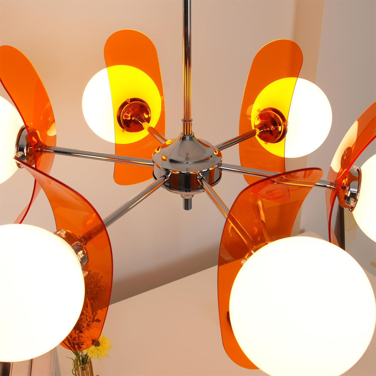 Lysekrone i akryl og opalglas med kronblade - Lumzi