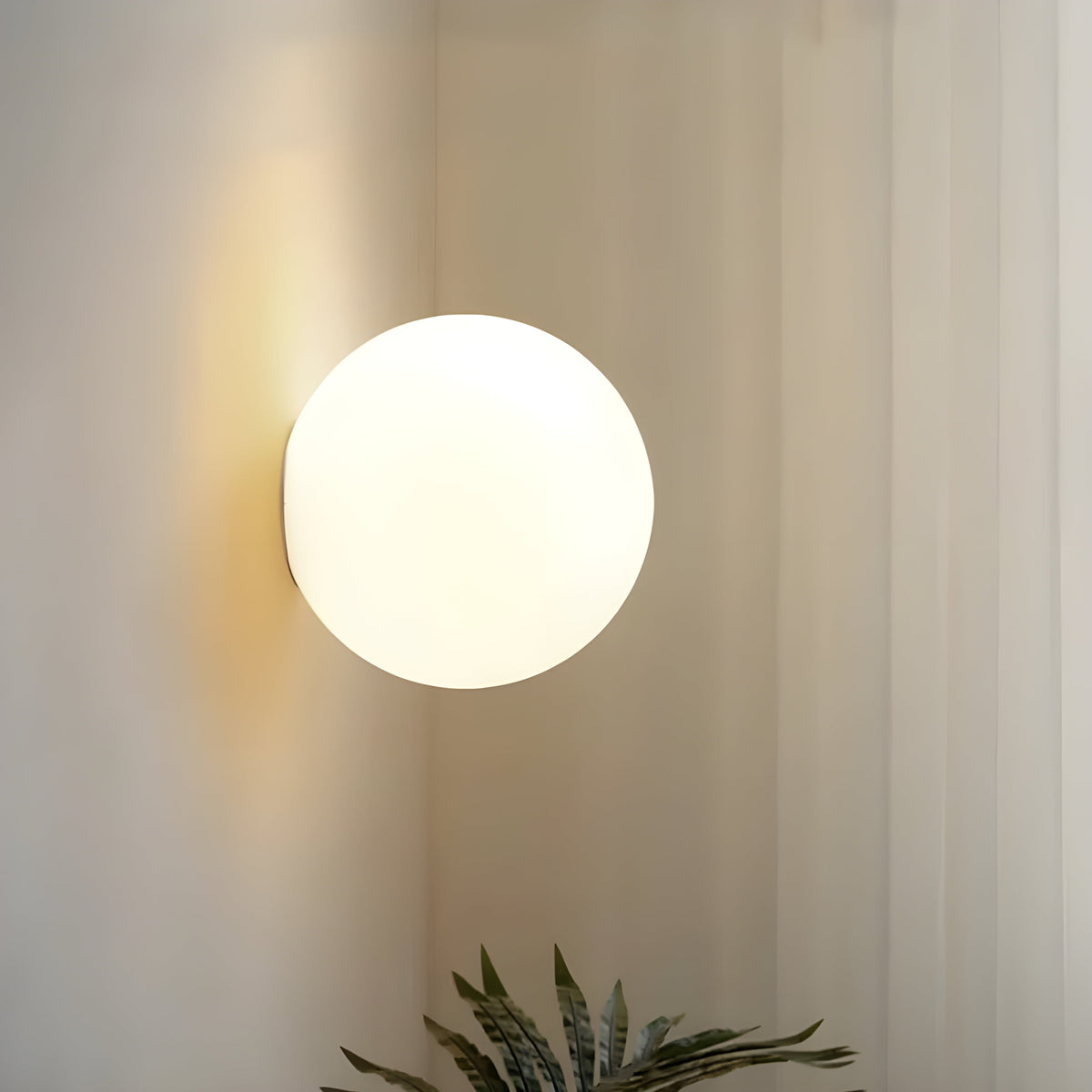 Væglampe med matteret glaskugle - Lumzi